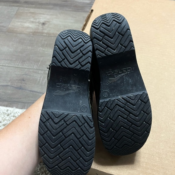 Dansko Crocodile Green Clogs Comfort Shoes - Picture 4 of 7